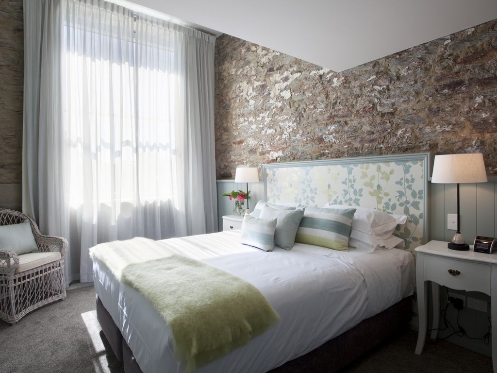 Bedroom with natural schist walls, Ophir
